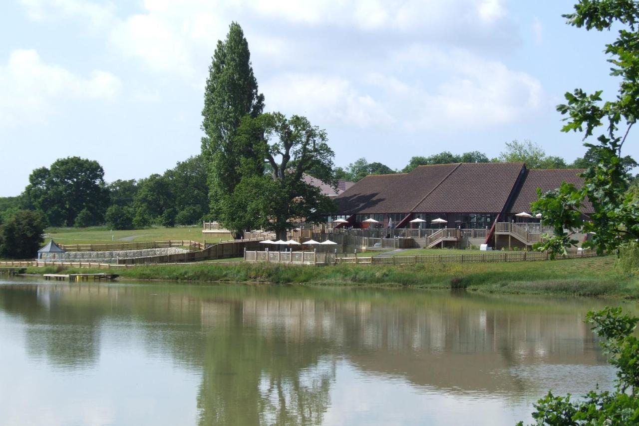 Lakeside Park Hotel & Spa Fishbourne  Extérieur photo