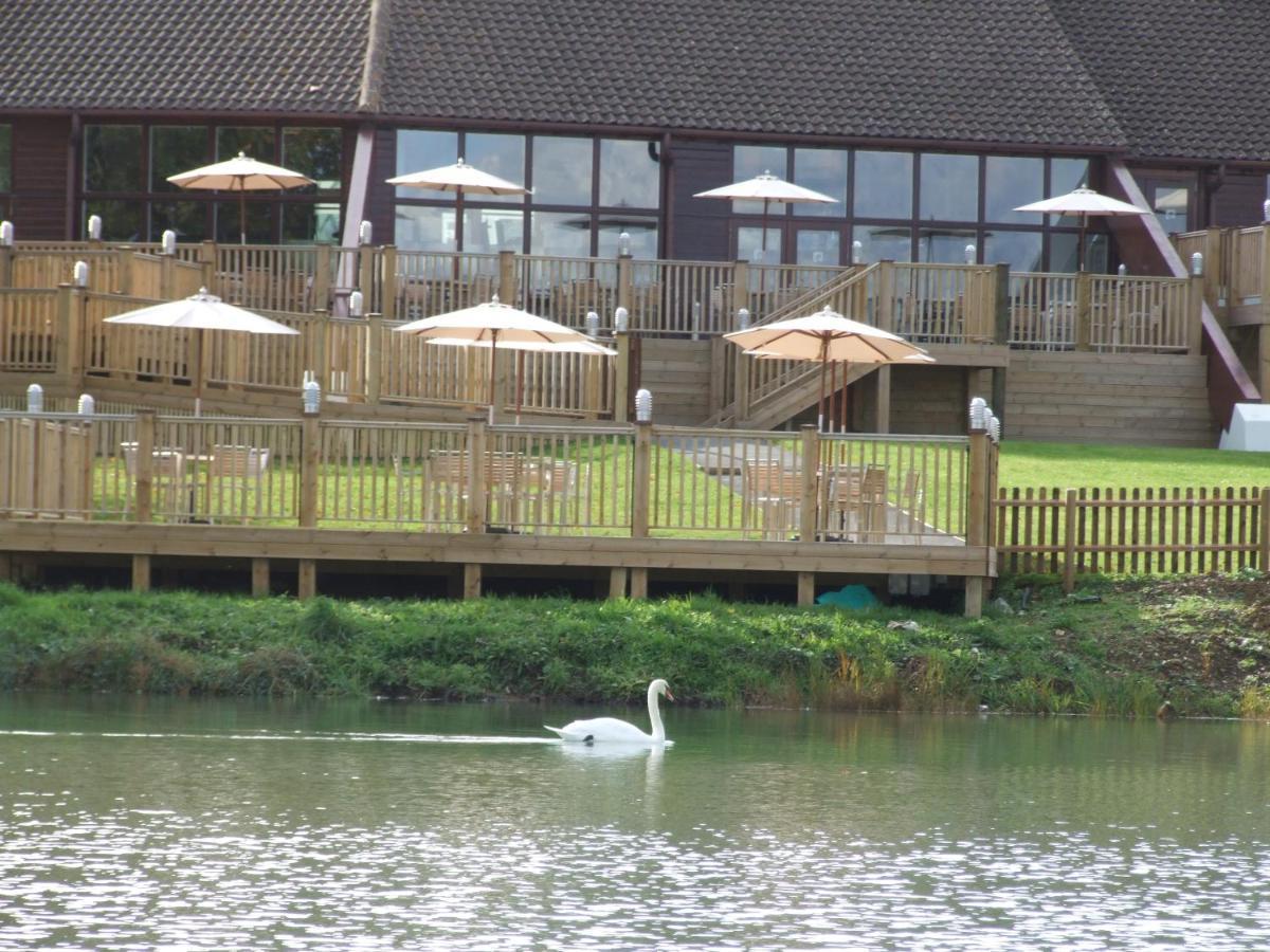 Lakeside Park Hotel & Spa Fishbourne  Extérieur photo