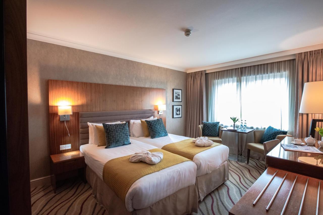 Lakeside Park Hotel & Spa Fishbourne  Extérieur photo