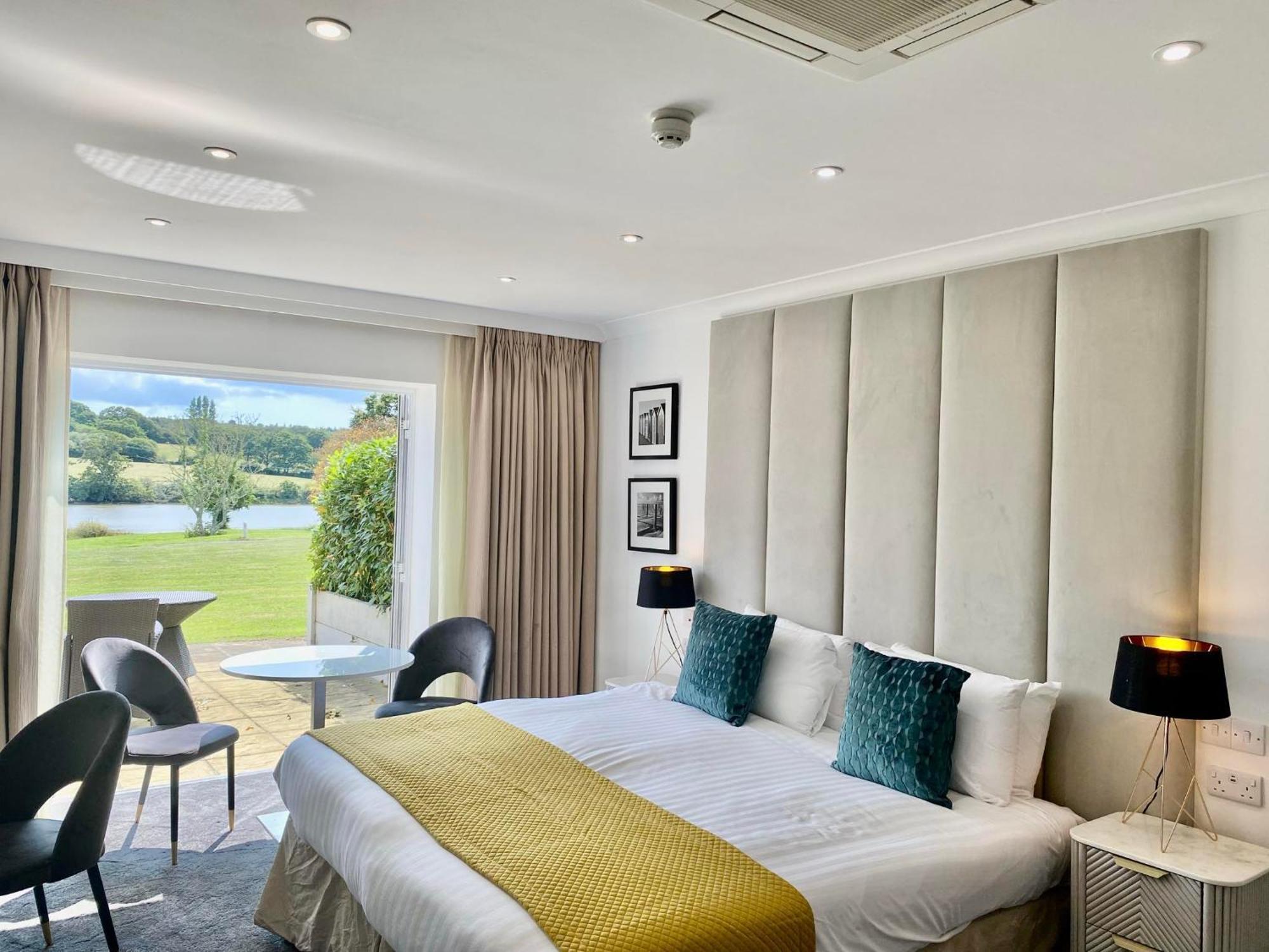 Lakeside Park Hotel & Spa Fishbourne  Extérieur photo